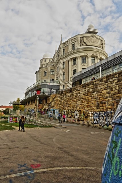 An der Mündung erhebt sich in neobarockem Stil die Volkssternwarte Urania. Für deren Planung wurde der Jugendstilarchitekt Max Fabiani beauftragt, ein Schüler von Otto Wagner.