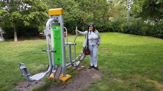Turnen auch im Park vor Schloss Neugebäude: Das fordert Bezirksrätin Alexandra Krenek (FPÖ). | Foto: A. Krenek