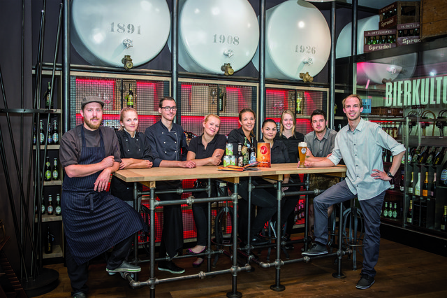 Geschäftsführer Michael Held mit seinem Team vom Weberbräu. | Foto: Markus Rambossek