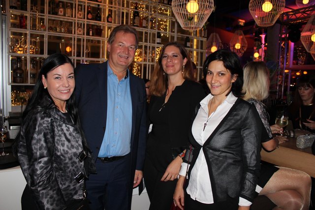 v.l.: Gabi Krieger-Wolf (Artist Backoffice), Gastgeber Harald Ultsch (aDLERS), Annamaria Paravicini (Freywille Schmuck), Dorothea Facchini (Crystalp)