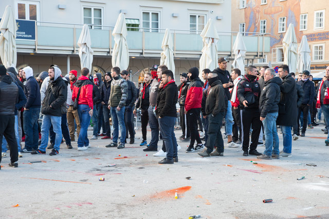 Schwere Ausschreitungen vor dem Fußballspiel OGC Nizza gegen Red Bull Salzburg auf dem Mozartplatz Foto: Neumayr/MMV 20.10.2016