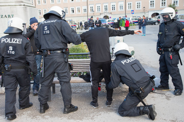 Schwere Ausschreitungen vor dem Fußballspiel OGC Nizza gegen Red Bull Salzburg auf dem Mozartplatz Foto: Neumayr/MMV 20.10.2016