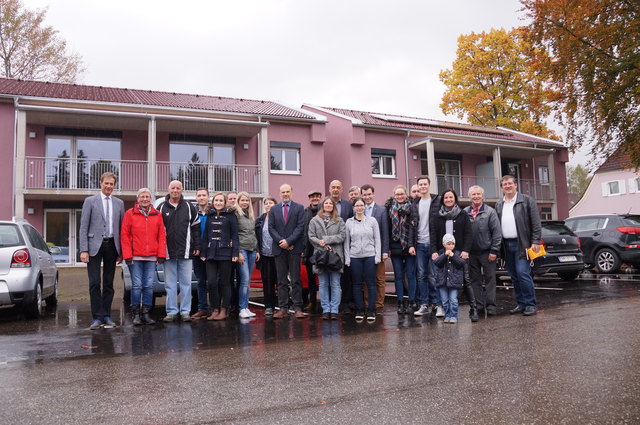 Die neuen Mieter der Lannergasse 10 und 12 übernahmen ihre neuen Wohnungsschlüssel bei strömendem Regen.