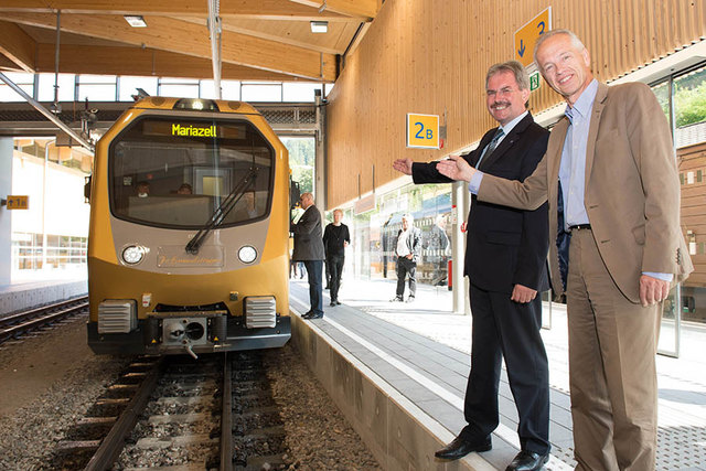 Wer das Kombiticket nutzt, kann zwischen Schwarzenbach und Winterbach mit der Himmelstreppe fahren. Im Bild: Verkehrslandesrat Karl Wilfing und NÖVOG Geschäftsführer Gerhard Stindl. (© NÖVOG/ Kerschbaummayr)