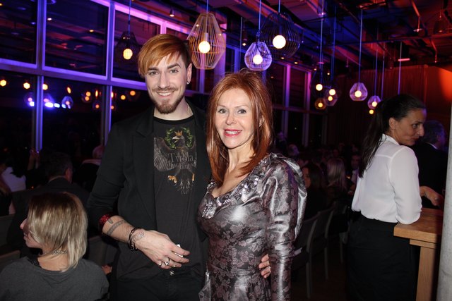 Der gefeierte Designer Markus Spatzier mit Johanna Penz (Direktorin und Gründerin der ART Kunstmesser Ibk)