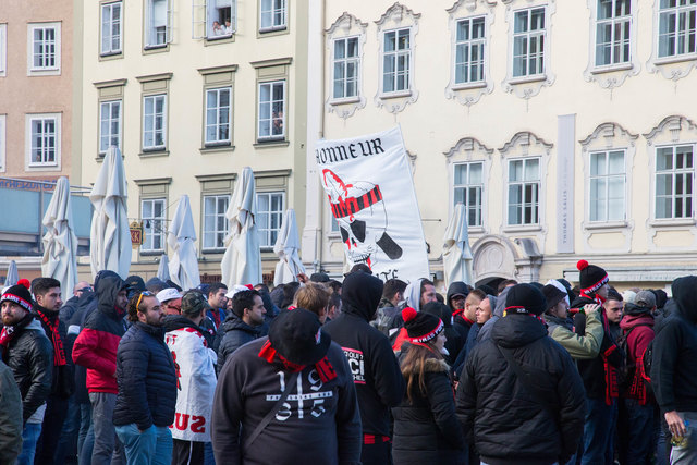 Schwere Ausschreitungen vor dem Fußballspiel OGC Nizza gegen Red Bull Salzburg auf dem Mozartplatz Foto: Neumayr/MMV 20.10.2016