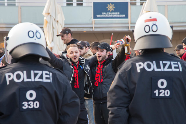 Schwere Ausschreitungen vor dem Fußballspiel OGC Nizza gegen Red Bull Salzburg auf dem Mozartplatz Foto: Neumayr/MMV 20.10.2016
