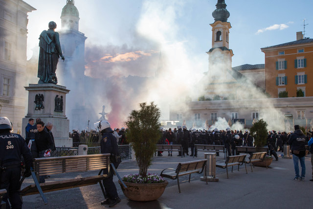 Schwere Ausschreitungen vor dem Fußballspiel OGC Nizza gegen Red Bull Salzburg auf dem Mozartplatz Foto: Neumayr/MMV 20.10.2016
