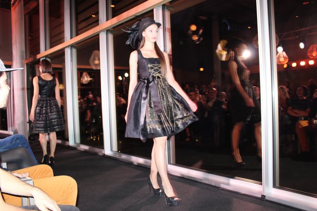 Trachtige Couture mit Bienenmuster und gotischen Elementen