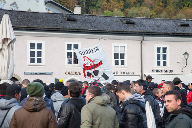 Schwere Ausschreitungen vor dem Fußballspiel OGC Nizza gegen Red Bull Salzburg auf dem Mozartplatz Foto: Neumayr/MMV 20.10.2016