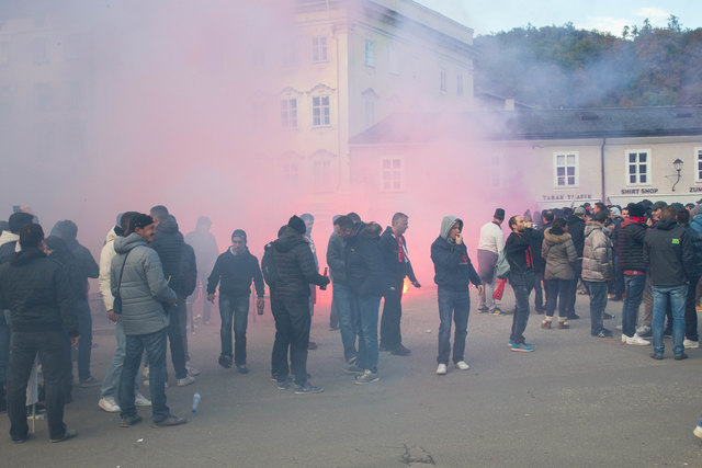 Schwere Ausschreitungen vor dem Fußballspiel OGC Nizza gegen Red Bull Salzburg auf dem Mozartplatz Foto: Neumayr/MMV 20.10.2016