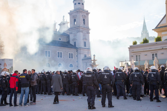 Schwere Ausschreitungen vor dem Fußballspiel OGC Nizza gegen Red Bull Salzburg auf dem Mozartplatz Foto: Neumayr/MMV 20.10.2016