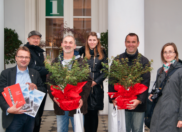 Bürgermeister Hannes Heide, der Leiter der Stadtgärtnerei Martin Schiffer, Ákos Lobitz, Geschäftsführer Dzsungelország , Lilla Balázs, DI Dr. Christoph Hauser und  Csenge Radich. | Foto: Gde.