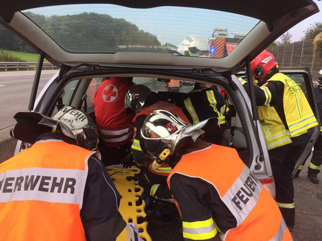 Der verletzte Lenker wird aus ihrem Auto befreit. | Foto: FF Melk