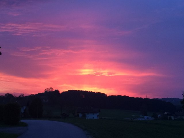 Die wahre Tiefe des rot-violet kann keine Kamera so festhalten wie unser Auge. Eine geniale Erfindung- gleich 2 dieser Hightec-Kameras in unserem Kopf zu tragen.