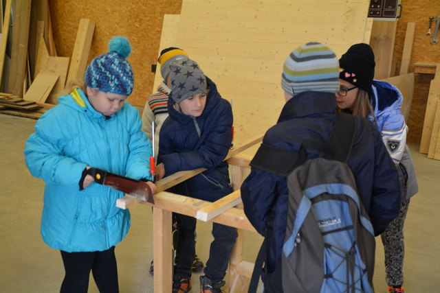 3. und 4. Klasse der Volksschule Weiden am See bei Holzbau Kast in Gols