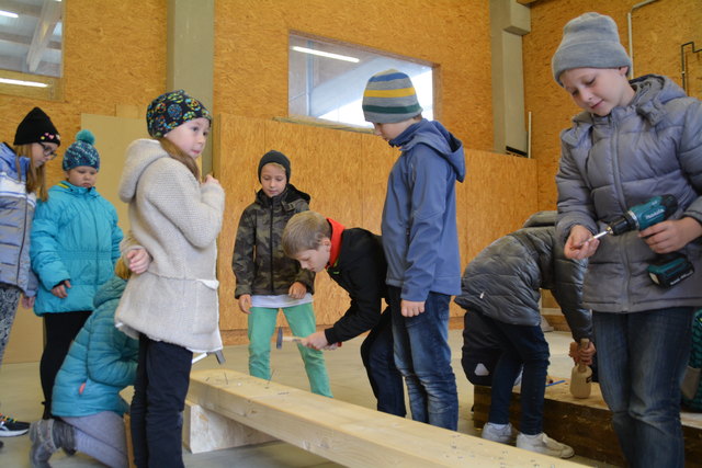 3. und 4. Klasse der Volksschule Weiden am See bei Holzbau Kast in Gols