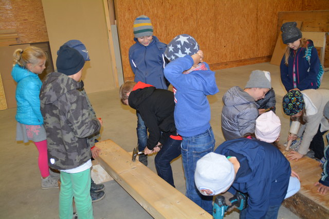 3. und 4. Klasse der Volksschule Weiden am See bei Holzbau Kast in Gols