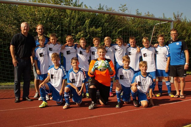 Am Foto Markus Fahrner (ganz links) mit der Mannschaft und dem Trainer der U13 Horst Gabriel (rechts).