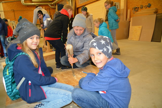 3. und 4. Klasse der Volksschule Weiden am See bei Holzbau Kast in Gols