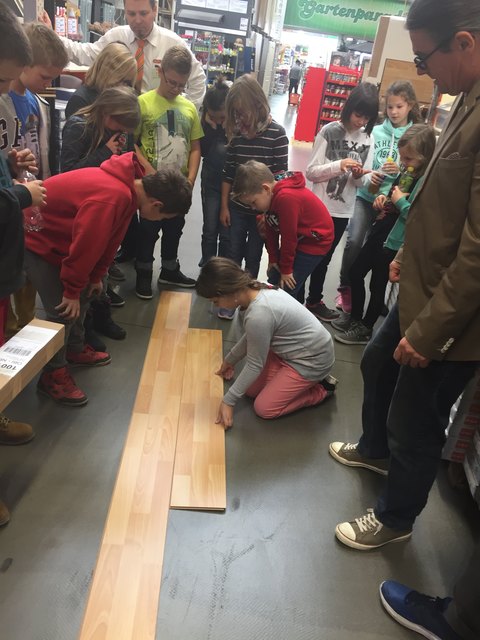 Zwei vierte Klassen der Volksschule Gols bei Bauwelt Koch in Neusiedl am See | Foto: WK