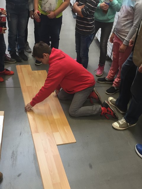 Zwei vierte Klassen der Volksschule Gols bei Bauwelt Koch in Neusiedl am See | Foto: WK