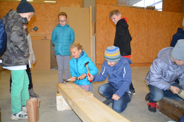 3. und 4. Klasse der Volksschule Weiden am See bei Holzbau Kast in Gols