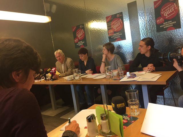 Uwe Sailer und die drei Aktivisten von "Linz gegen Rechts" Cornelia Broos, Nina Andree und Raffael Schöberl (v. l.), warnen eindringlich vor "Rechtsextremismus".