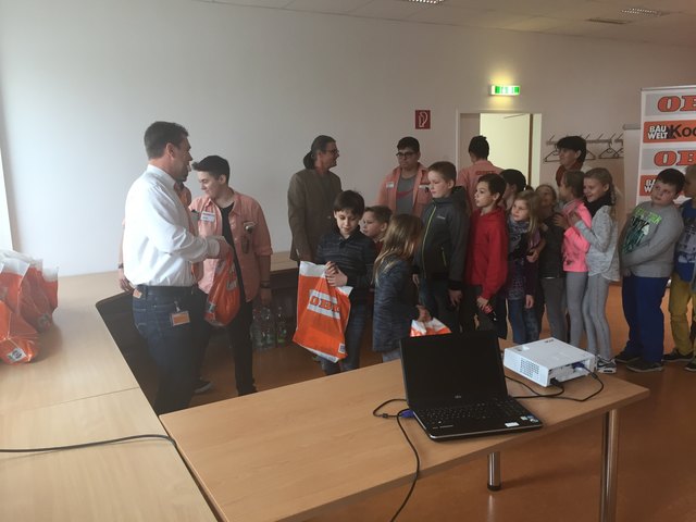 Zwei vierte Klassen der Volksschule Gols bei Bauwelt Koch in Neusiedl am See | Foto: WK