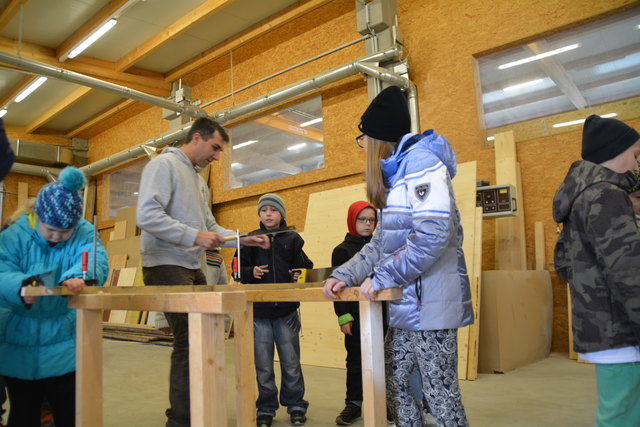 3. und 4. Klasse der Volksschule Weiden am See bei Holzbau Kast in Gols