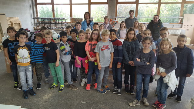 Die dritten und vierte Klasse der Volksschule Wallern besuchten S&T Möbeldesign | Foto: WK