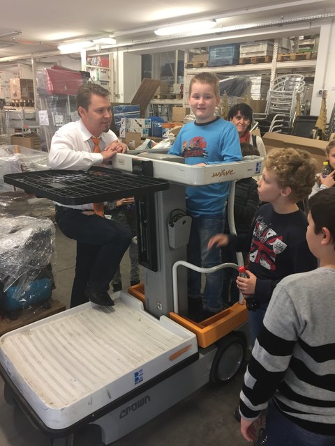 Zwei vierte Klassen der Volksschule Gols bei Bauwelt Koch in Neusiedl am See | Foto: WK