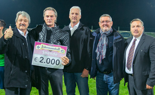 2.000 Euro kamen beim Lannacher Jedermannball 2016 zusammen, die nun der Kinderkrebshilfe dienen. | Foto: KK