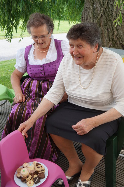 Oma Stelzer (re.) bei Kaffee und Kuchen mit einer Freundin. | Foto: Stelzer