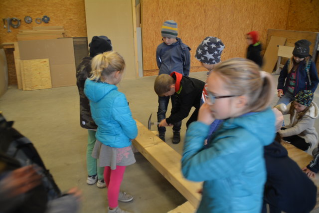 3. und 4. Klasse der Volksschule Weiden am See bei Holzbau Kast in Gols