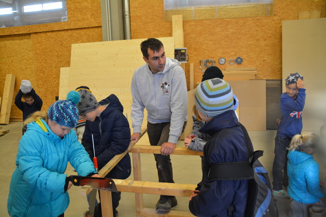 3. und 4. Klasse der Volksschule Weiden am See bei Holzbau Kast in Gols