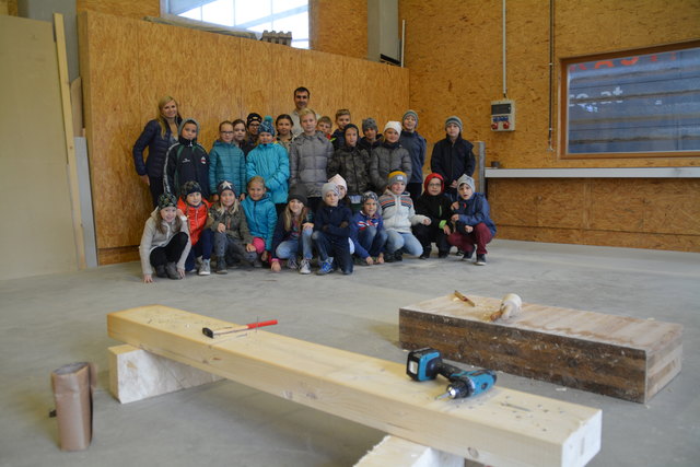 3. und 4. Klasse der Volksschule Weiden am See bei Holzbau Kast in Gols