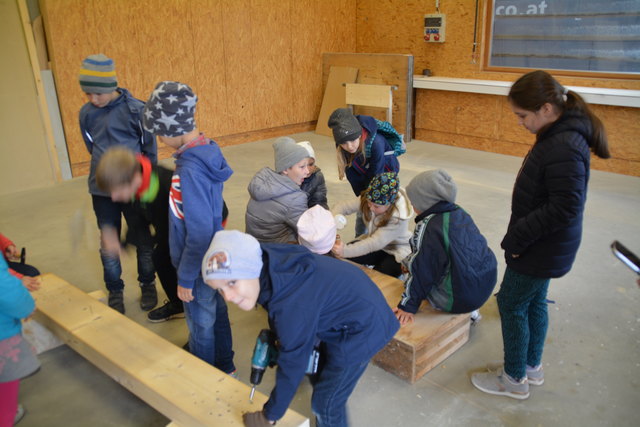 3. und 4. Klasse der Volksschule Weiden am See bei Holzbau Kast in Gols