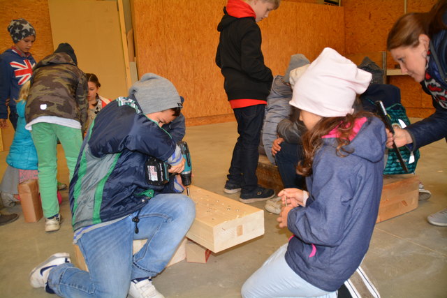 3. und 4. Klasse der Volksschule Weiden am See bei Holzbau Kast in Gols