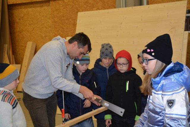 3. und 4. Klasse der Volksschule Weiden am See bei Holzbau Kast in Gols