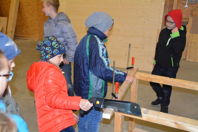3. und 4. Klasse der Volksschule Weiden am See bei Holzbau Kast in Gols