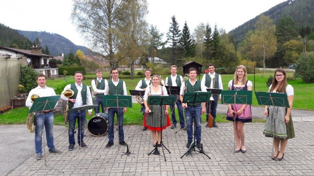 Unter der Leitung von Stefan Mitsch spielte die Blaskapelle „Weinviertler Böhmische“, die heuer ihr 5-jähriges Bestandsjubiläum feiert, beim Musiwandertag in Rohr im Gebirge auf.