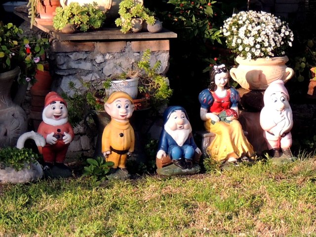 Hinter den Bergen bei den 7 Zwergen ,ist es noch schön u warm ,da kann man noch gut im Garten stehen.