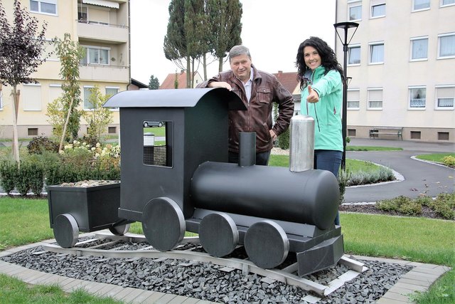 Willi Rohrer und Birgit Ulrich eröffneten den  Gemeindepark in Bahnhofsnähe.