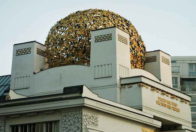 Risse an der Fassade der altehrwürdigen Secession machen eine baldige Sanierung dringend notwendig.