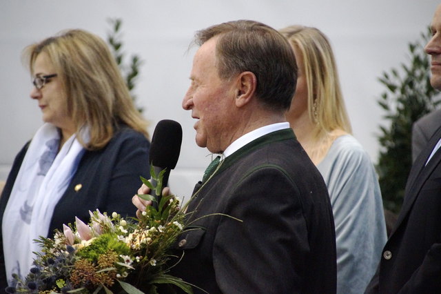 links. Gabriele Welkow-Jusek (Sportdirektorin Rhythmische Gymnastik), vorne Dr. Hans Mader (Präsident Landesfachverband für Turnen) | Foto: Regionalsport.at
