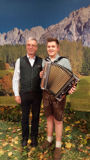 Bürgermeister Franz Doppelhofer war einer der ersten Gratulanten und freut sich mit der gesamten Familie über Daniels Sieg. | Foto: Hoppel