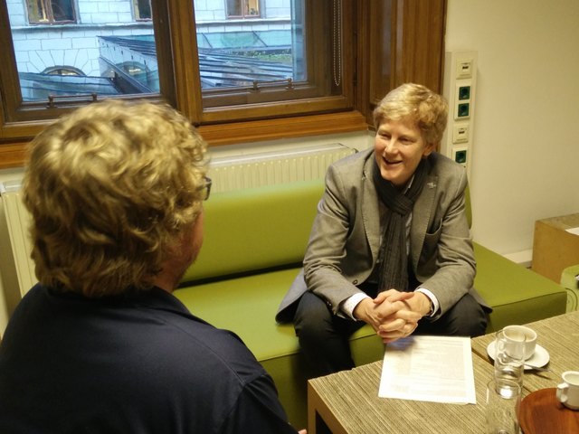 Dominik Leitner im Gespräch mit Frau Jennifer Kickert, Gemeinderätin und Vorsitzende des Petitionsausschusses
