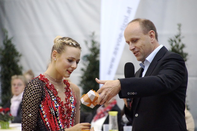 Nicol Ruprecht nahm das Ehrenzeichen vom Landesfachverband von Mag. Robert Mader entgegen. | Foto: Regionalsport.at