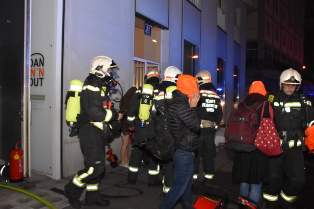 Mit Atemschutzhauben wurden die Bewohner von der Feuerwehr ins Freie gebracht. | Foto: MA 68